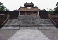 Travelers with Central Vietnam Heritage Road tour